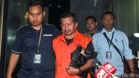  Kepala Bidang SMP pada Dinas Pendidikan Kabupaten Cianjur, Rosidin, tertunduk lesu saat digelandang ke mobil tahanan KPK, Jakarta, Kamis (13/12/2018).