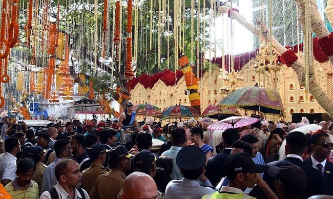 Jalanan Mumbai seketika berubah menjadi seperti sebuah festival. Iring-iringan keluarga terlihat memadati jalan. Foto: AFP