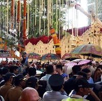 Jalanan Mumbai seketika berubah menjadi seperti sebuah festival. Iring-iringan keluarga terlihat memadati jalan. Foto: AFP