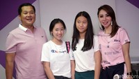 Mereka juga mengajak anak-anak Alfons di kesempatan itu. Pool/Noel/detikFoto.