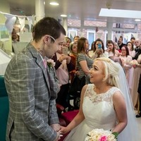 Pasangan Darren Easton dan Lauren Pope menderita penyakit yang sama cystic fibrosis, yakni penyakit yang menyebabkan lendir-lendir di dalam tubuh menjadi kental dan lengket, sehingga menyumbat berbagai saluran, terutama saluran pernapasan dan pencernaan. Darren mengumpulkan semua kekuatannya untuk berdiri dari kursi roda dan menikahi pujaan hatinya di Rumah Sakit Harefield, Hillingdon, London. Foto: dok. Maria Ashby-Giles Photography