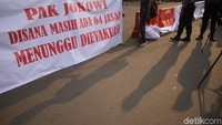Sejumlah keluarga korban Lion Air JT-610 saat melakukan aksi demo di depan Istana Merdeka, Jakarta, Kamis (13/12/2018).