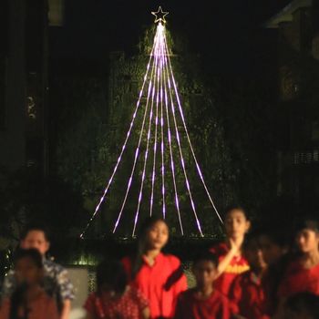 Ini adalah pohon Natal LED tertinggi di Bali (The Trans Resort Bali)