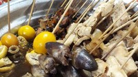 Tak hanya ada di Semarang, penjual soto Semarang juga ada di Solo dan kota sekitar Semarang. Lauk aneka sate ini bisa dipilihbuat menemani soto ayam. Foto : Instagram @pesonasolo