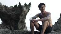 Dua host MTMA Marshall Sastra dan Richard Kyle bertualang ke Pantai Huluwa yang tersembunyi di Desa Wakasihu, Kecamatan Leihitu Barat di Maluku Tengah. (MTMA)