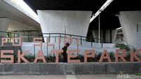 Suku Dinas Kehutanan Pemerintah Provinsi (Pemprov) DKI Jakarta membangun arena bermain untuk papan seluncur (Skatepark) dan sepeda BMX di kolong Fly Over Slipi, Jakarta.