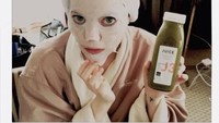 Demi kulit wajah sehat, Emma tak lupa pakai sheet mask. Ia juga mengimbanginya dengan asupan jus segar. Foto: Instagram emmastonepictures