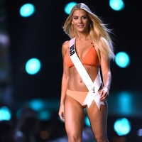 Finalis Miss Universe 2018 yang juga terlibat drama menghina finalis Miss Universe Vietnam adalah Miss USA, Sarah Rose Summers. Sarah tampil dengan swimsuit two piece dari brand lokal Thailand, SIRIVANNAVARI. Foto: Lillian SUWANRUMPHA / AFP