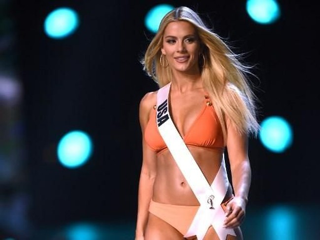 Finalis Miss Universe 2018 yang juga terlibat drama menghina finalis Miss Universe Vietnam adalah Miss USA, Sarah Rose Summers. Sarah tampil dengan swimsuit two piece dari brand lokal Thailand, SIRIVANNAVARI. Foto: Lillian SUWANRUMPHA / AFP