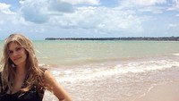 Eva juga pernah berkunjung ke sebuah pantai di Brasil (evakaili/Instagram)