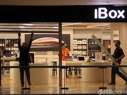 Suasana Antrean dan Ciuman Pembeli iPhone Anyar di Indonesia