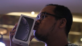 Bahkan ia sampai mencium kemasannya. Foto: Rifkianto Nugroho/detikinet