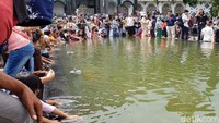 Selain Irvan, tersangka lainnya yang terlibat perkara ini masing-masing Cecep Sobandi selaku Kepala Dinas Pendidikan Kabupaten Cianjur, Rosidin selaku Kepala Bidang SMP di Dinas Pendidikan Kabupaten Cianjur, dan Tubagus Cepy Sethiady yang merupakan kakak ipar Irvan. Keempatnya kini telah ditahan KPK.