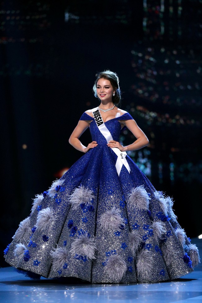 Penampilan Miss Russia Yulia Polyachikhina begitu memikat dengan gaun biru royal yang nampak mewah. Ia bagai putri dengan siluet ballgown off-the-shoulder. Foto: REUTERS/Athit Perawongmetha