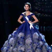 Penampilan Miss Russia Yulia Polyachikhina begitu memikat dengan gaun biru royal yang nampak mewah. Ia bagai putri dengan siluet ballgown off-the-shoulder. Foto: REUTERS/Athit Perawongmetha