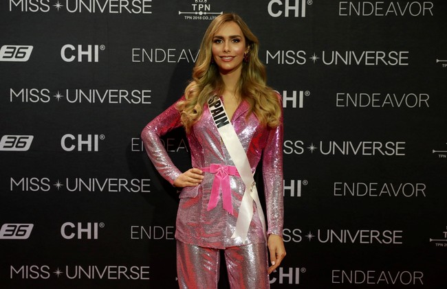 Ini Angela Ponce, Miss Spanyol 2018 yang menjadi finalis Miss Universe 2018. Angela disorot karena punya latar belakang yang berbeda dari finalis wanita lainnya.  Foto: REUTERS/Soe Zeya Tun