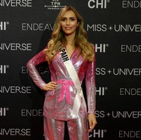 Ini Angela Ponce, Miss Spanyol 2018 yang menjadi finalis Miss Universe 2018. Angela disorot karena punya latar belakang yang berbeda dari finalis wanita lainnya.  Foto: REUTERS/Soe Zeya Tun