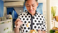 Pemilik nama lengkap Azriel Akbar Hermansyah ini doyan ngemil lho. Ia terlihat hendak melahap siomay. Nyamm! Foto: Instagram azriel_hermansyah