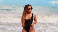 Wanita cantik ini banyak mengunggah foto travelingnya di Instagram. Seperti yang satu ini, saat ia di Isla Verde Beach, Puerto Riko (sur__b/Instagram)