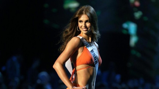 Tampil memesona dalam balutan bikini, Miss Canada Marta Magdalena Stepien memiliki prestasi yang tidak bisa diremehkan finalis Miss Universe 2018 lainnya. Dia merupakan mahasiswi tingkat akhir Biomedical Engineering Technology dengan IPK 3,96. Prestasi akademisnya ini tidak menyurutkan kariernya di dunia modelling. Marta sudah 10 tahun bekerja sebagai model. Foto: REUTERS/Athit Perawongmetha