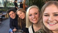Berpose di antara tiga wanita justru bikin Sean tampil paling mencolok. Bukannya menikmati makanan yang ada, mereka malah berfoto bersama. Hihi Foto: Instagram seanopry55