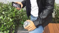Tubuh atletisnya tetap terlihat meskipun ia mengenakan jaket nih. Saat santai sore, Prado menikmati segelas minuman dingin. Foto: instagram @gabrielndsprado