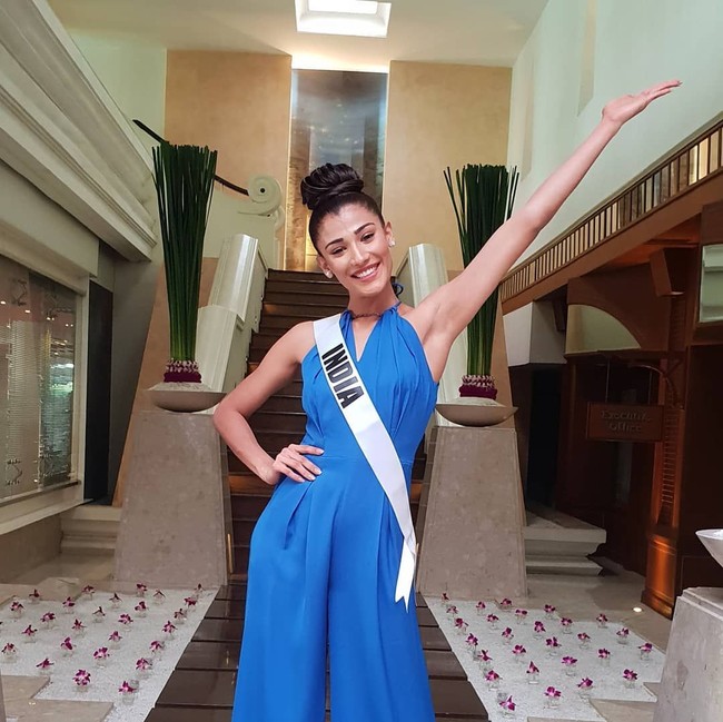 Reaksi netizen terbagi dua atas insiden tersebut. Sebagian meragukan kalau puting payudara Nehal telah terekspos saat gaunnya turun ketika ia mengangkat tangan. Mereka menganggap kalau itu hanyalah bayangan hitam dari tepian gaun di area dadanya. Namun tak sedikit yang bersikeras kalau itu adalah puting payudaranya. Foto: Instagram/@nehalchudasama9