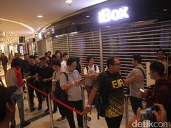 Suasana Antrean dan Ciuman Pembeli iPhone Anyar di Indonesia