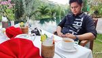 Lihat Aksi Seru Galih Ginanjar Saat Makan Sate Ular hingga Kepiting