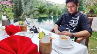 Sarapan dengan secangkir teh hangat ditepi kolam renang, Galih terlihat menikmati waktu luangnya sambil melihat pemandangan alam yang indah. Foto: Instagram @galihginanjar