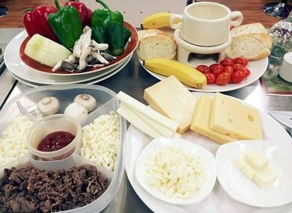 Di taman rekreasi ini juga ada kelas memasak. Traveler bisa mencoba membuat sendiri pizza dengan topping 5 jenis keju yang berbeda. Sedapnya! (cheesepark.kr) Di taman rekreasi ini juga ada kelas memasak. Traveler bisa mencoba membuat sendiri pizza dengan topping 5 jenis keju yang berbeda. Sedapnya! (cheesepark.kr)