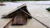 Jembatan gantung penghubung Desa Meunuang Kinco dengan Desa Alue Keumang roboh akibat terkikis air di Kecamatan Pante Ceureumen, Aceh Barat, Aceh, Kamis (13/12/2018). ANTARA FOTO/Syifa Yulinnas.