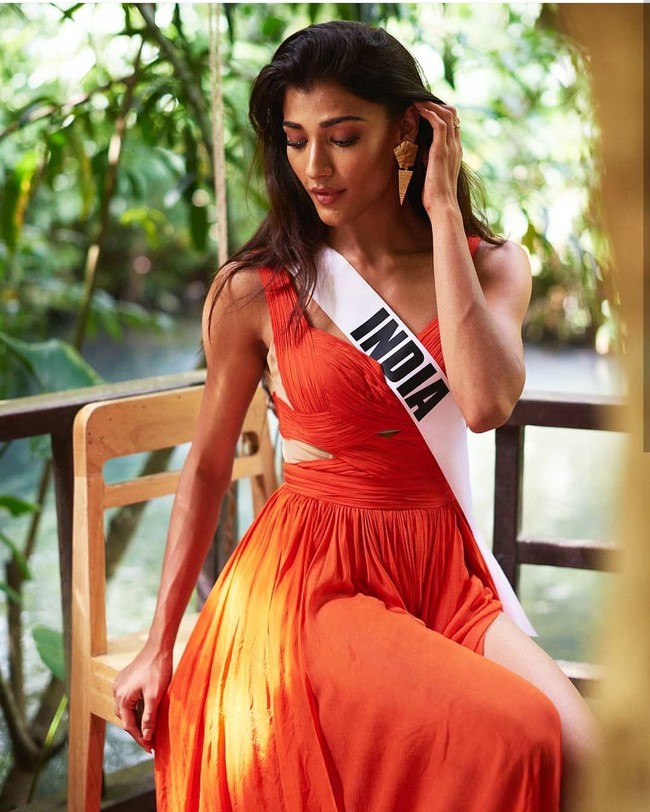 Perwakilan India di Miss Universe 2018, Nehal Chudasama, menjadi perhatian netizen setelah ia mengalami malfungsi busana yang diduga telah mengekspos area intim di dadanya. Foto: Instagram/@nehalchudasama9