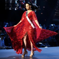 Dibalut gaun merah cerah, Miss Mexico Andrea Toscano membuat penampilan yang mencuri perhatian dengan gaun brokat berhias payet. Foto: REUTERS/Athit Perawongmetha