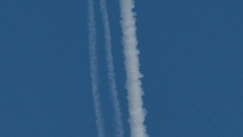 Pada pukul 8 pagi waktu setempat, VSS Unity melepaskan diri dari pesawat pembawanya, WhiteKnight Two, menyalakan mesin roket kemudian menuju angkasa. Foto: Reuters