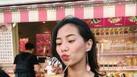 Siang-siang makan es krim memang paling pas. Ini ketika sedang ada di Harajuku, Jepang. Foto: Instagram@abellyc