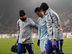 Insiden itu lantas membuat Alvaro Morata terjatuh tak sempurna dan mengalami cedera lutut. Belum diketahui berapa lama Morata harus absen. (Matthew Childs/Reuters)