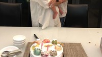 Family goals! Keith dan sang istri kompak merayakan ulang tahun bersama dengan putri mereka. Serasi, ya? Foto: Instagram @keithfoo
