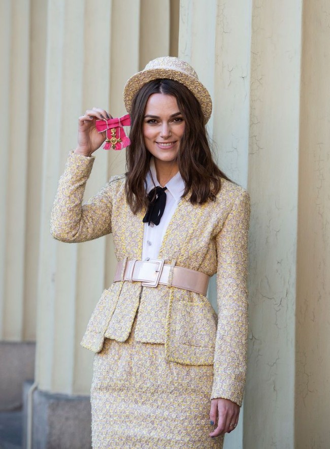 Aktris Keira Knightley kembali menoreh prestasi. Kamis (13/12/2018), bintang The Nutcracker itu mendapat gelar kehormatan OBE (Officer of the Most Excellent Order of the British Empire) dari Kerajaan Inggris atas kontribusinya di dunia akting dan sosial. Penghargaan diberikan langsung oleh Pangeran Charles di Istana Buckingham, London, Inggris.  Foto: Victoria Jones - WPA Pool/Getty Images