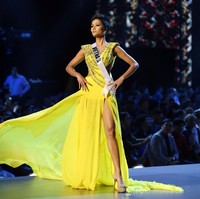 Sosok HHen Nie menarik perhatian karena penampilannya tak seperti standar cantik di Vietnam, di mana kulit putih adalah sebuah dambaan. Hingga kini sudah menjadi pemenang Miss Universe Vietnam 2017, HHen Nie pun sadar mengenai penampilannya yang berbeda itu. Aku tahu penampilanku berbeda dari para pemenang sebelumnya, katanya. Foto: REUTERS/Athit Perawongmetha