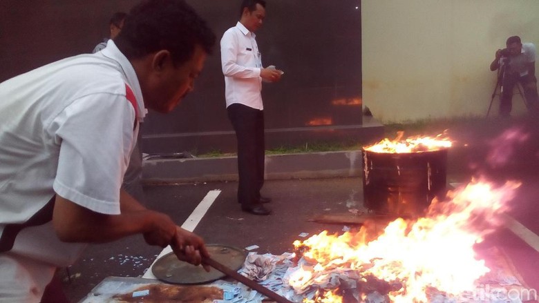 25 Ribu e-KTP Invalid di Kudus Dibakar 25 Ribu e-KTP Invalid di Kudus Dibakar