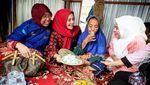 Pose Cantik Istri Bupati Gowa, Priska Paramita Saat Masak Bannang-Bannang