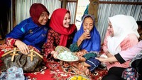 Dengan balutan hijab, parasnya makin terlihat menawan. Kali ini ia sedang bertemu dengan salah satu lansia di wilayah Gowa yang tinggal di rumah tak layak hingga mendapat bantuan bedah rumah dari Dinas Sosial Kabupaten Gowa. Mereka terlihat menikmati klepon bersama.Foto: Instagram priskaparamita