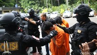Polisi lalu menangkap para pelaku pengeroyokan tersebut. Atas perbuatannya, para pelaku dijerat dengan pasal 170 KUHP.