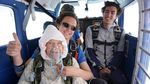 Aksi Nenek 102 Tahun yang Jadi Penerjun Payung Tertua di Dunia