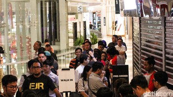 Antrean terbagi dua, untuk pelanggan membeli langsung dan yang telah pre order. Foto: Rifkianto Nugroho/detikinet