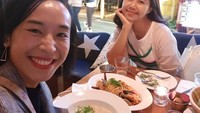 Bersama dengan temannya, Yannie tampak menikmati sajian pasta yang terlihat sangat enak. Foto: Instagram@yannie_kim