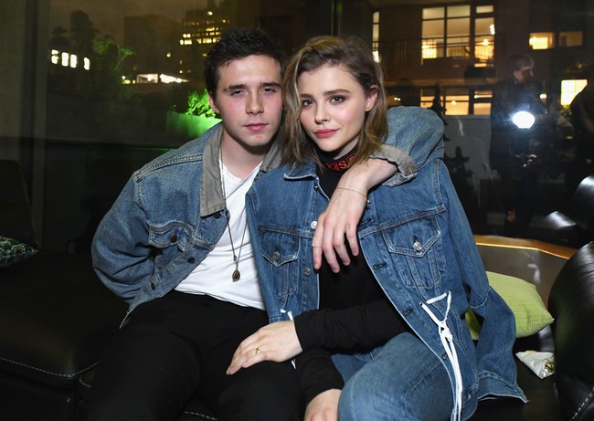 Brooklyn Beckham berkencan dengan aktris Chloe Grace Moretz Agustus 2014 dan mulai go public di red carpet Teen Choice Awards pada bulan yang sama. Hubungan mereka kerap diwarnai putus-nyambung sampai akhirnya berpisah pada 2016. Namun di 2017, keduanya kembali memamerkan kemesraan hingga benar-benar putus setelah Hari Valentine 2018. Foto: Slevan Vlasic/Getty Images