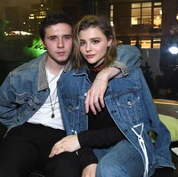 Brooklyn Beckham berkencan dengan aktris Chloe Grace Moretz Agustus 2014 dan mulai go public di red carpet Teen Choice Awards pada bulan yang sama. Hubungan mereka kerap diwarnai putus-nyambung sampai akhirnya berpisah pada 2016. Namun di 2017, keduanya kembali memamerkan kemesraan hingga benar-benar putus setelah Hari Valentine 2018. Foto: Slevan Vlasic/Getty Images