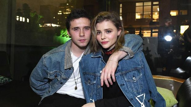NEW YORK, NY - NOVEMBER 06:  Brooklyn Beckham (L) and Chloe Grace Moretz attend as Liam Payne, Chloe Grace Moretz, Brooklyn Beckham and Caleb McLaughlin Host Xbox One x VIP Event